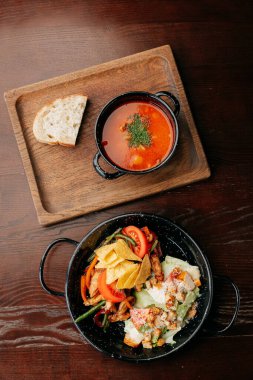 Geleneksel Ukrayna çorbası. Ekmek, sebze ve nachos ile tavuk salatası. Yüksek kalite fotoğraf