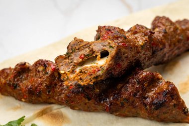 İçinde erimiş peynirli ızgara kebap, sulu ve baharatlı. Yüksek kalite fotoğraf