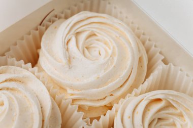 Zarif ambalajlı vanilyalı şekerlemeler, yumuşak kıvrımlı dokular, yakın çekim. Yüksek kalite fotoğraf