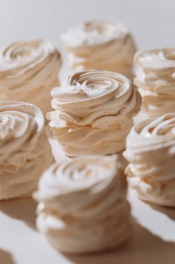 Yumuşak vanilyalı lokum tatlısı, doğal ışıkta, hava dokusuyla ve spiral şeklinde. Yüksek kalite fotoğraf