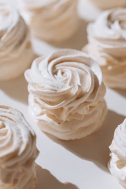 Yumuşak vanilyalı lokum tatlısı, doğal ışıkta, hava dokusuyla ve spiral şeklinde. Yüksek kalite fotoğraf