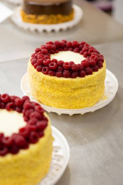 Kremalı ahududu keki ve hamur işi mutfağındaki metal masada kırıntılar. Yüksek kalite fotoğraf
