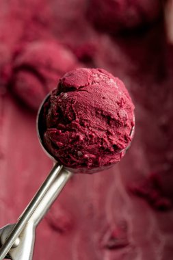 Metal dondurma kepçesinde canlı meyveli şerbet kepçesi, yakın plan, doğal doku. Yüksek kalite fotoğraf