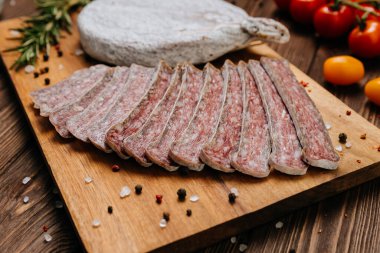 Gemide kurutulmuş salam, kırsal şarküteri sunumları ve gurme yemek tasarımı için ideal. Yüksek kalite fotoğraf