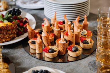 Karides ve zeytinli nefis gurme kanepeler, lüks yemek servisi için mükemmel. Yüksek kalite fotoğraf