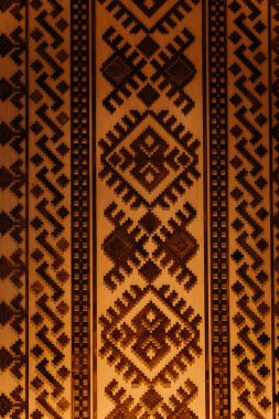 Geleneksel geometrik ahşap desenli ve sıcak ortam aydınlatmalı. Yüksek kalite fotoğraf