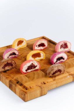 Ahşap tahtada çeşitli renkli mochi dondurmalar, yakın çekim manzarası, stüdyo ışıkları. Yüksek kalite fotoğraf