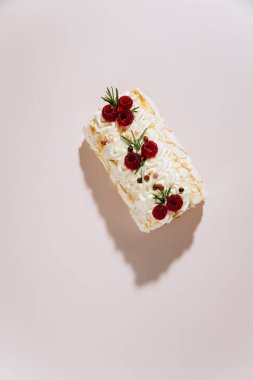 Pembe arka planda ahududu kremalı pasta ve şenlikli bir süsleme. Yüksek kalite fotoğraf