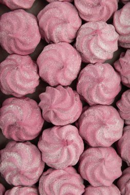 Sıraya dizilmiş pembe ev yapımı şekerlemeler. Tatlı arkaplanı, güzel manzara. Yüksek kalite fotoğraf