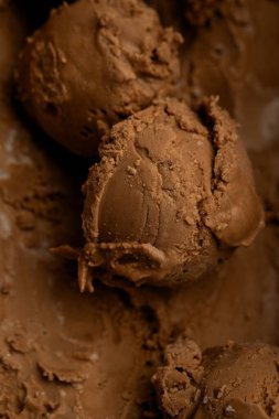 Kremalı çikolatalı dondurma yakın çekim, zengin desen ve koyu kahverengi rengi kaplar. Yüksek kalite fotoğraf