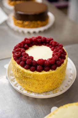 Kremalı ahududu keki ve hamur işi mutfağındaki metal masada kırıntılar. Yüksek kalite fotoğraf
