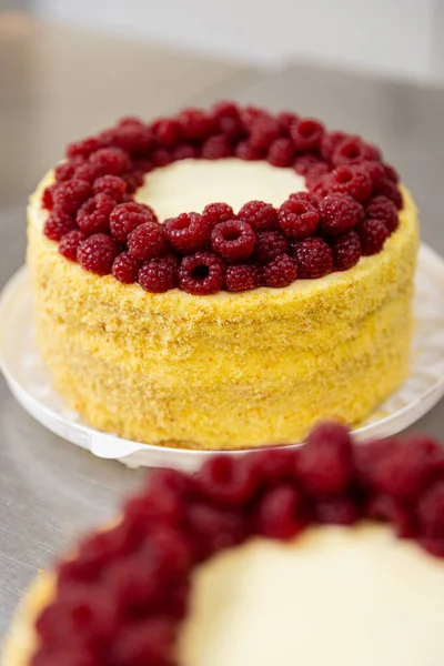 Kremalı ahududu keki ve hamur işi mutfağındaki metal masada kırıntılar. Yüksek kalite fotoğraf