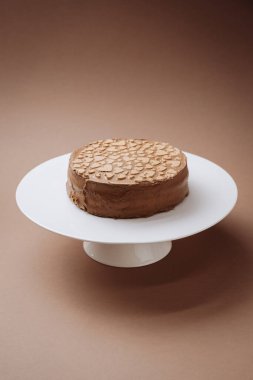 Kalp şeklinde dekorlu çikolatalı pasta, az kahverengi arka plan. Yüksek kalite fotoğraf