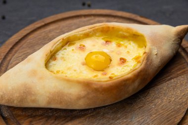Geleneksel Gürcistan Adjarian khachapuri 'si. Tahtada yumurta ve peynir var. Yüksek kalite fotoğraf