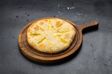 Geleneksel Imeruli khachapuri peynirle dolu tahta servis tahtasının üzerinde. Yüksek kalite fotoğraf