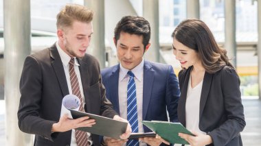 Görüntü dinleme ve kendi meslektaşı için açık yaya adlı dosya mevcut evrak ile toplantıda konuşan mutluluk iş adamları