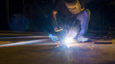 metal, odak düşük ışıkta keskin kıvılcım birden parlamak ışık satırındaki Kaynak işçisi