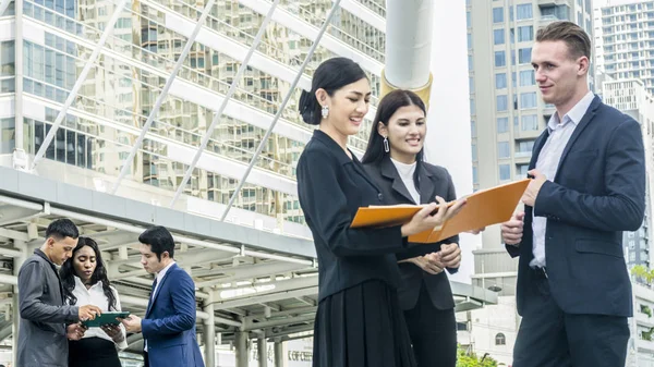 Grupo Pessoas Negócios Smartsuit Encontram Espaço Cidade Livre — Fotografia de Stock