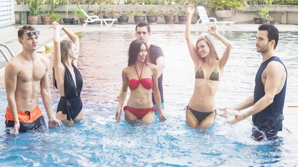 Amigos Teniendo Fiesta Bailando Una Piscina Moda Ropa Interior Verano — Foto de Stock