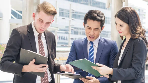 Imagen Felicidad Gente Negocios Escuchando Hablando Con Colega Reunión Con — Foto de Stock