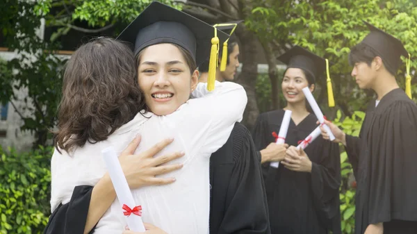 Studente Ragazza Con Gli Abiti Laurea Cappello Abbracciare Genitore Nella — Foto Stock