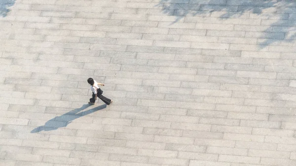 Pessoas Caminham Através Paisagem Concreto Pedestre Com Sombra Silhueta Preta — Fotografia de Stock