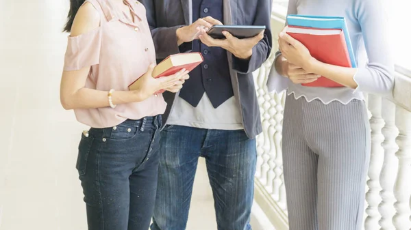 Närbild Gruppen Personer Håll Boken Stationära Och Surfplatta — Stockfoto