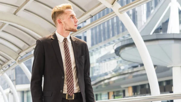 Hombre Negocios Inteligente Siente Feliz Éxito Espacio Aire Libre Con — Foto de Stock