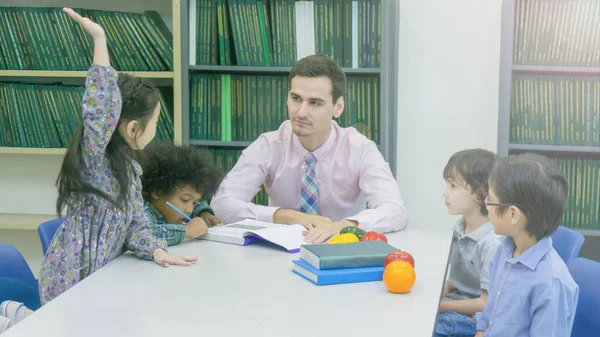 Smiley Kaukaski Nauczyciel Grupowanie Azjatyckich Dzieci Studenta Nauki Rozmowy Białe — Zdjęcie stockowe