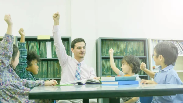 Sorridente Caucasiano Professor Agrupamento Asiático Crianças Estudante Aprendizagem Falando Branco — Fotografia de Stock