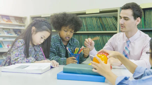 Smiley Caucasien Enseignant Regroupement Des Enfants Asiatiques Apprentissage Étudiant Parler — Photo