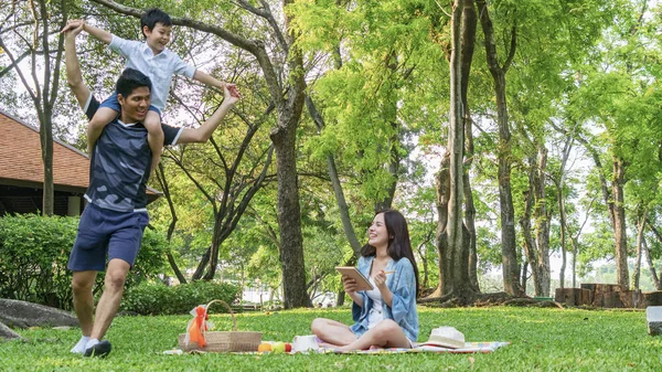 Familj Picknick Gaden Park Utomhus Samhörighet Avkoppling Koncept Med Kid — Stockfoto