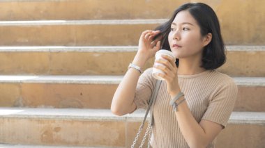 duygu taze ve iyi sabah kahve ile kız