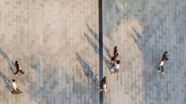 Bulanık insanlar yerde siyah gölgeli yaya üzerinde yürür (üst hava görüntüsü))