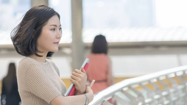 Studente Moda Giovanissima Ragazza Con Libro Educazione — Foto Stock