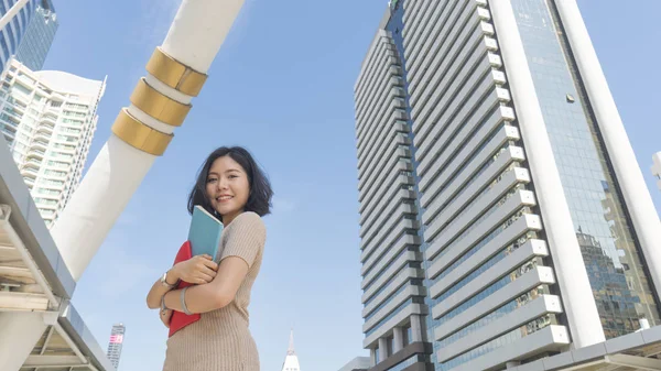 幸せな気持ちで教育本立って学生十代の少女 — ストック写真