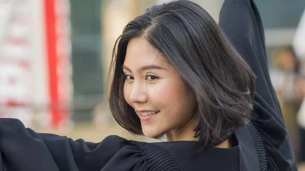 Asiático Adolescente Chica Con Graduación Vestido Tela Con Sensación Feliz —  Fotos de Stock