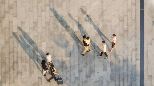 Gente Borrosa Caminar Peatonal Con Sombra Silueta Negro Suelo Vista —  Fotos de Stock