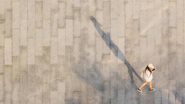 Mulher Borrão Com Telefone Andar Sobre Pedestre Com Sombra Silhueta — Fotografia de Stock
