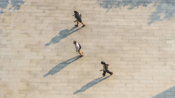 Gente Borrosa Caminar Peatonal Con Sombra Silueta Negro Suelo Vista —  Fotos de Stock