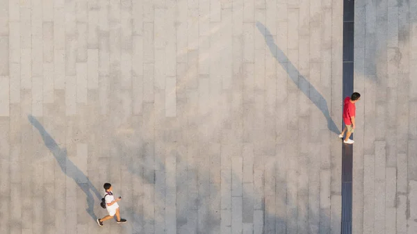 Pessoas Caminham Através Paisagem Concreto Pedestre Com Sombra Silhueta Preta — Fotografia de Stock