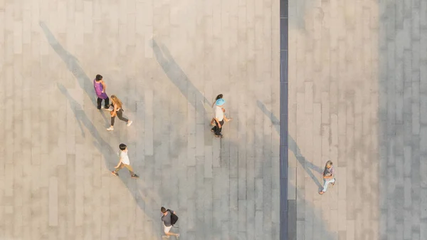 Les Gens Marchent Travers Paysage Piétonnier Béton Avec Ombre Silhouette — Photo