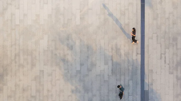 Pessoas Caminham Através Paisagem Concreto Pedestre Com Sombra Silhueta Preta — Fotografia de Stock