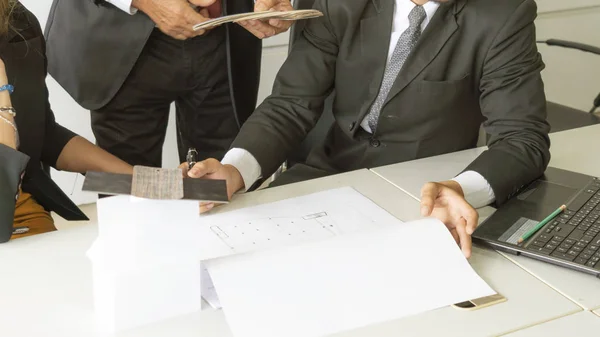 비즈니스 건축가 청사진으로 책상에 — 스톡 사진