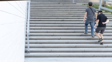 bir grup insan arka yüzü, dış Beton merdiven manzara kadar yürüyüş