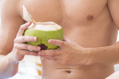 ıslak kas göğüs beyaz adam çıplak Hindistan cevizi içkiyle üstsüz 