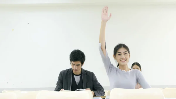 Unga Människor Student Push Hand Upp Inomhus Klassrummet — Stockfoto