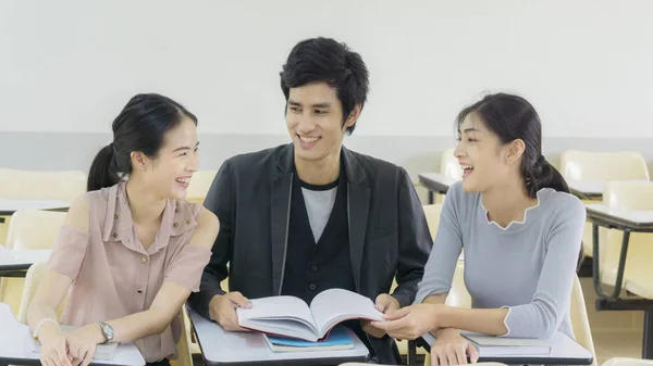 Estudiante Grupo Leer Libro Sentarse Aula — Foto de Stock