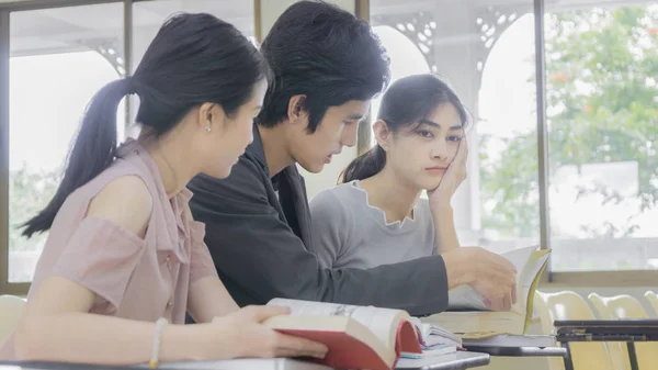 Estudiante Grupo Leer Libro Sentarse Aula — Foto de Stock