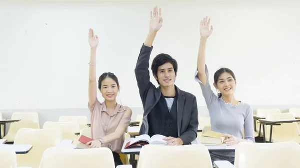 Unga Människor Student Push Hand Upp Inomhus Klassrummet — Stockfoto